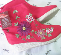 足下有福小花绣花鞋红色坡跟靴后系带女靴老北京布靴民族单靴B711
