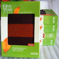 《The One Year Bible》NIV深棕色软皮革 金边 盒装 每日灵修圣经