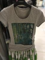 2016新款江南 圣迪奥女装夏雨后绿林印花灰色短袖T恤是5280153