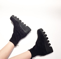 MOMOCAT 2015新款暗黑风时髦简约波浪底超显瘦显腿长厚底短靴 特