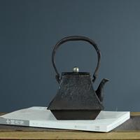 《禅茶道茶生活》日本明治期釜师作素纹方口紫斑盖富士山型老铁壶