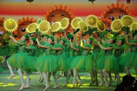 儿童舞蹈金色的微笑演出服小学生中学生幼儿六一绿色亮片蓬蓬演出